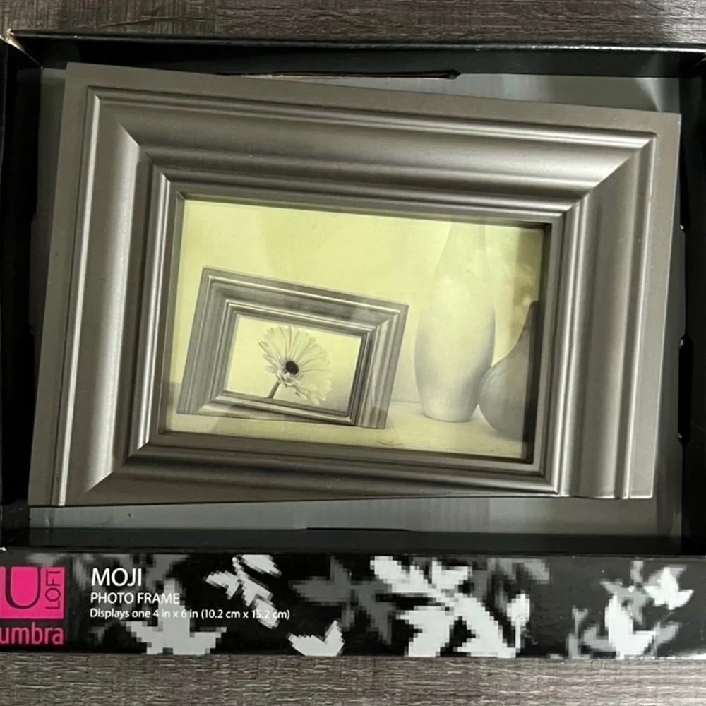 New Umbra Moji Grey 4”x6” Tilted Photo Frame